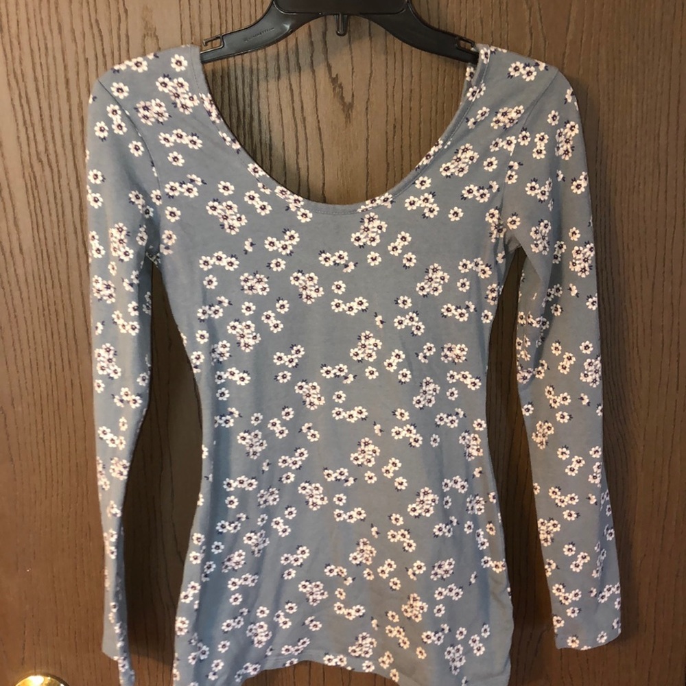 Greyish blue fitted scoopneck floral top